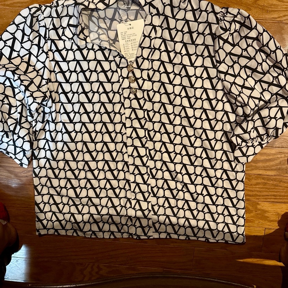 ✨ Chic Black & White Geometric Blouse – Elegant Button Detail – NEW ✨